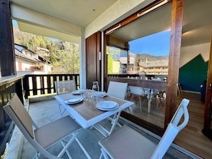 Outdoor dining - Charming renovated apartment in Samoëns center, near ski bus (Samoëns)