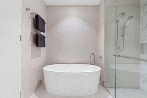 Een douche, handdoeken, shampoo