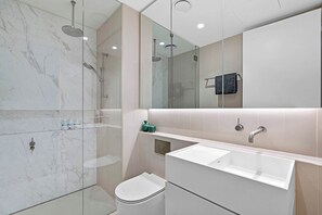 Dusche, Handtücher, Shampoo