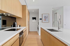 Frigorífico, microondas, horno y placa de cocina