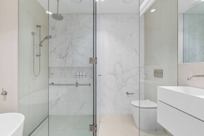 Dusche, Handtücher, Shampoo