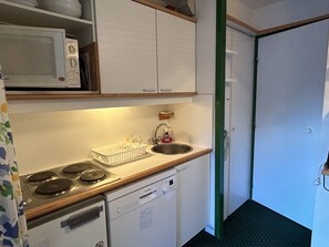 Refrigerador, microondas, horno, placa de cocina