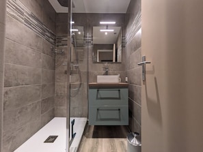Hair dryer, towels