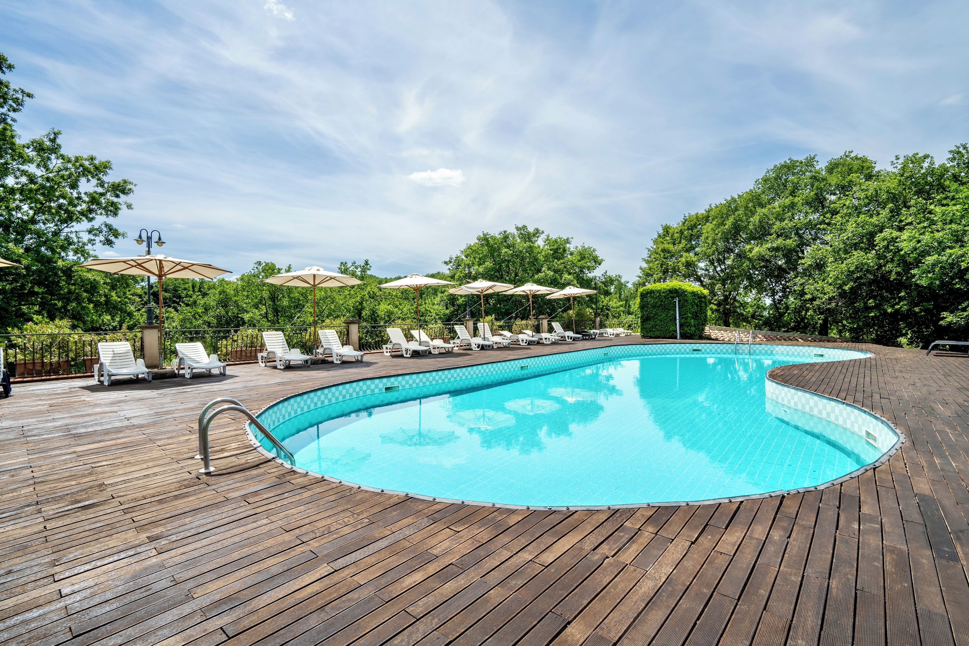 Piscina stagionale all'aperto, ombrelloni da piscina, lettini