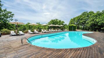 Piscina stagionale all'aperto, ombrelloni da piscina, lettini