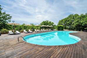 Sæsonbestemt udendørs pool, parasoller, liggestole