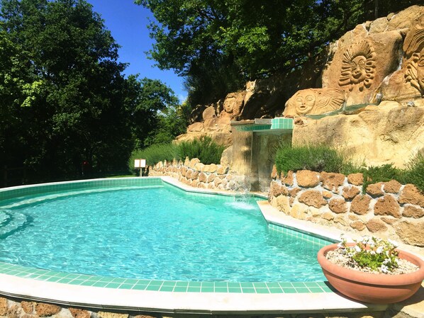 Seasonal outdoor pool, pool umbrellas, sun loungers - Residence with swimming pool in Sorano (Sorano)