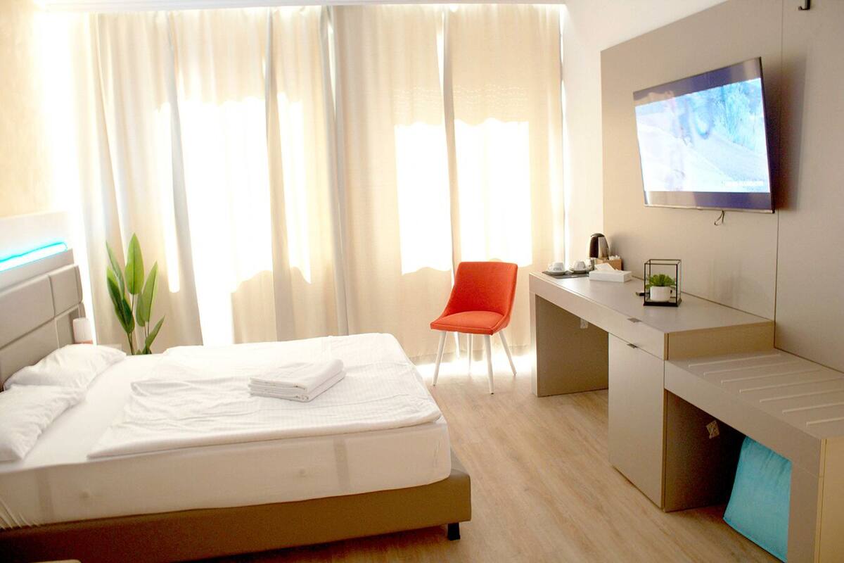 Ropa de cama de alta calidad y espacio para trabajar con un portátil