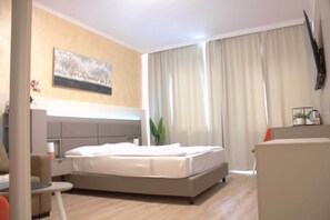 Deluxe Suite | Premium bedding, laptop workspace, free WiFi - Isar City Hotel (Munich)
