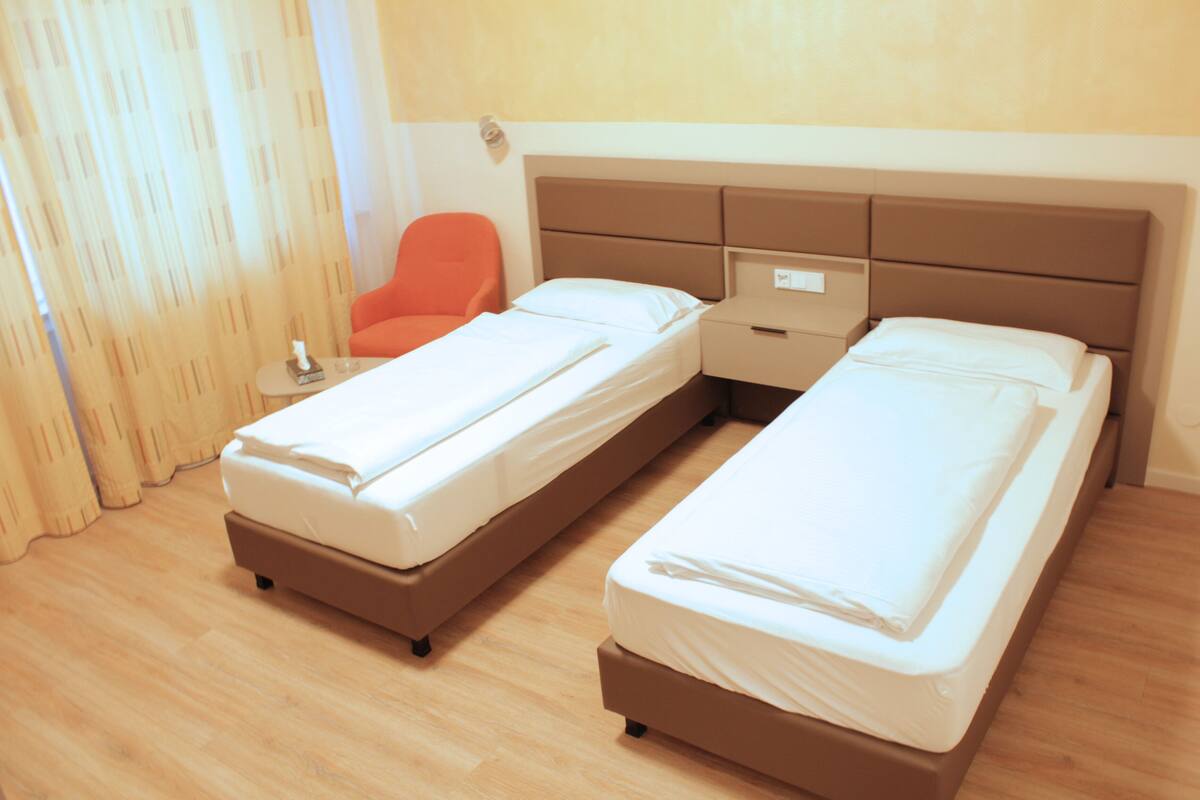 Habitación económica con 2 camas individuales, no fumadores | Ropa de cama de alta calidad y espacio para trabajar con un portátil