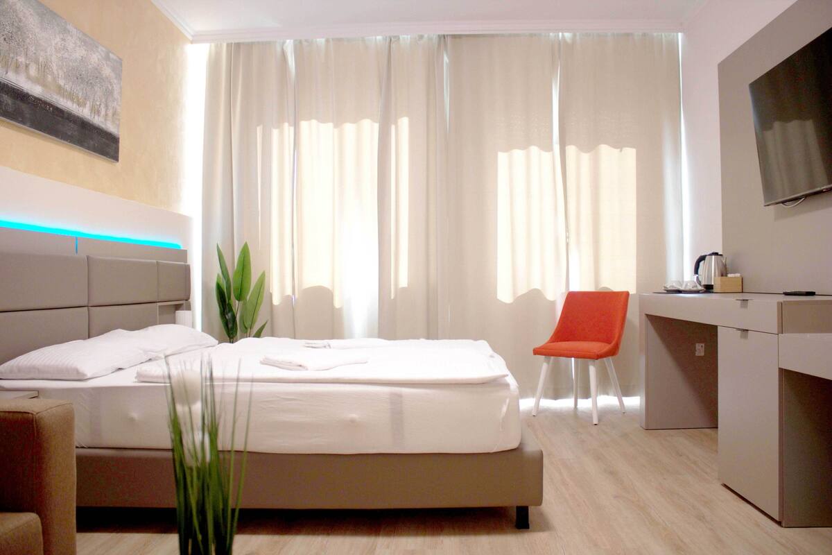 Suite Deluxe | Ropa de cama de alta calidad y espacio para trabajar con un portátil
