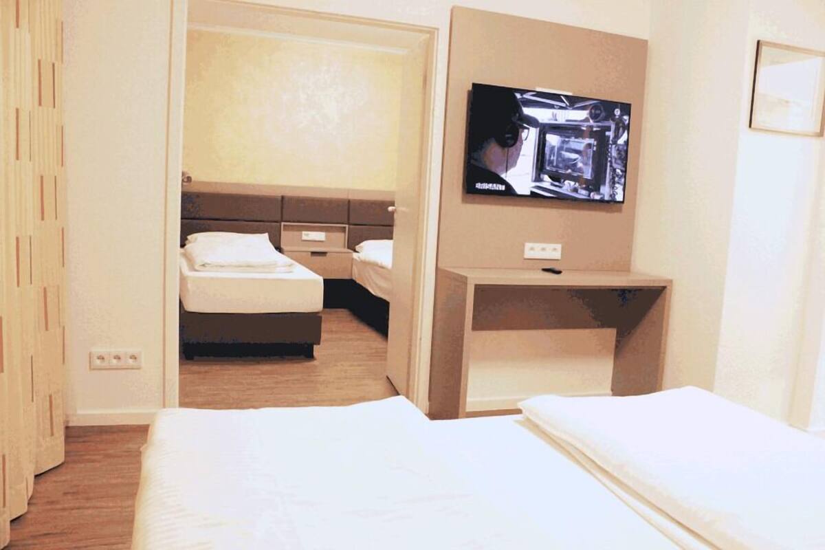 Habitación triple familiar | Ropa de cama de alta calidad y espacio para trabajar con un portátil