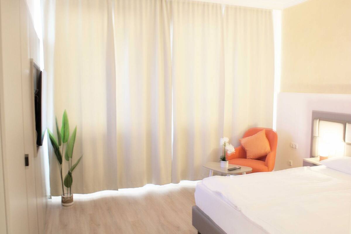 Habitación económica doble | Ropa de cama de alta calidad y espacio para trabajar con un portátil
