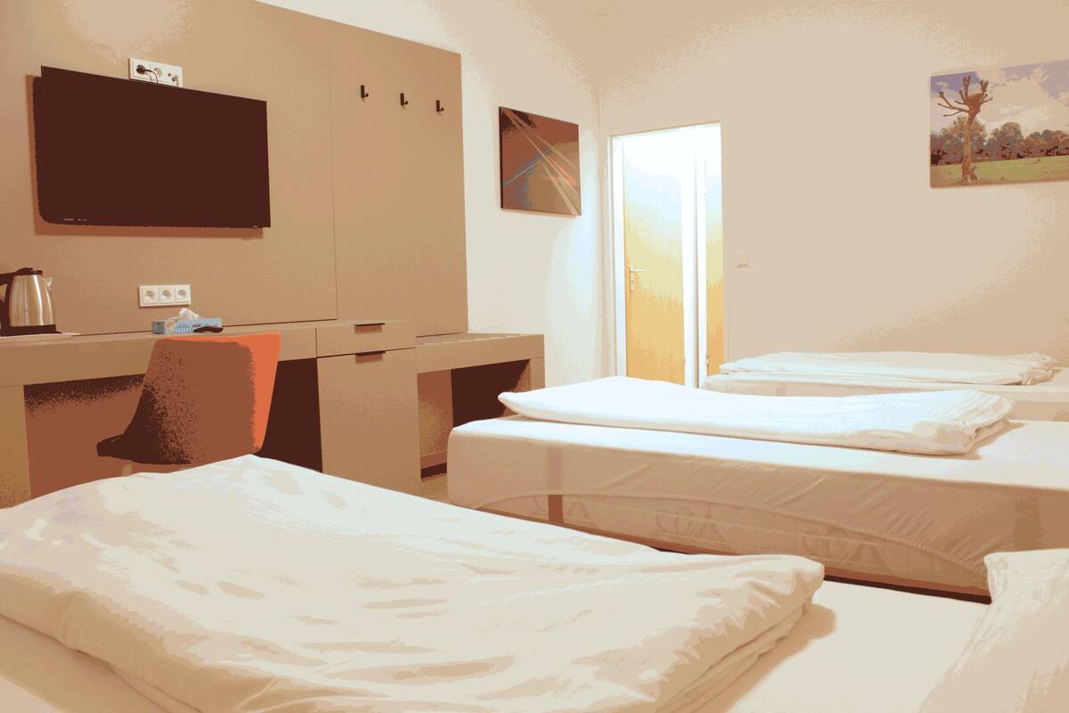 Ropa de cama de alta calidad y espacio para trabajar con un portátil
