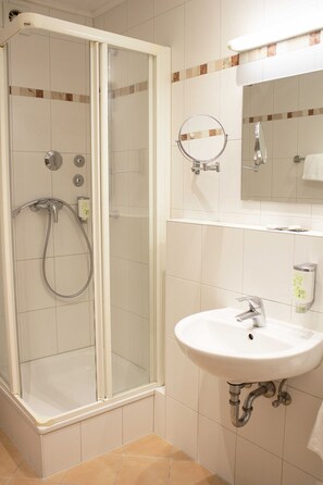 Shower, rainfall showerhead, hair dryer, towels - Isar City Hotel (Munich)