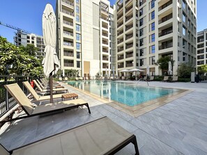 Utomhuspool och uppvärmd pool