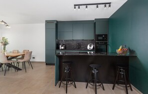 Frigorífico, microondas, horno y placa de cocina