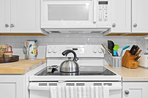 Fridge, microwave, stovetop, coffee/tea maker - Cozy Cottage in Smithsonian's of American Gardens! (Prospect)