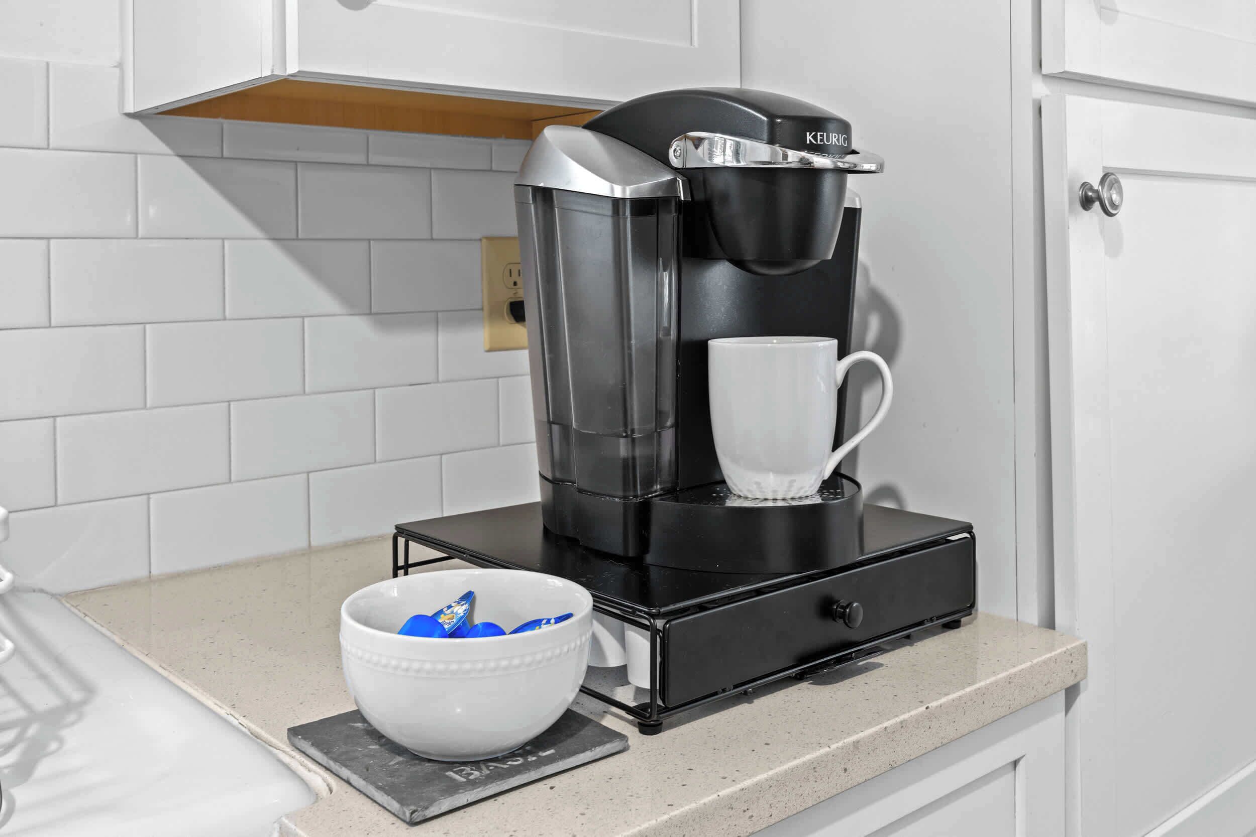 Jääkaappi, mikroaaltouuni, liesi, kahvin-/teenkeitin