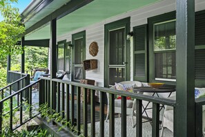 Terrace/patio - Cozy Cottage in Smithsonian's of American Gardens! (Prospect)