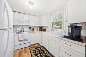 Refrigerador, microondas, placa de cocina, cafetera/tetera