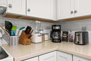 Køleskab, mikrobølgeovn, kogeplade, kaffe-/temaskine