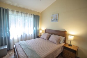 3 bedrooms, desk, free WiFi, bed sheets - Three Bedroom Sunny Townhome (Playas Del Coco)