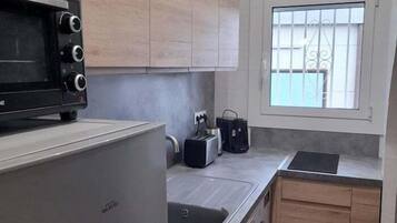Fridge, microwave, coffee/tea maker, toaster