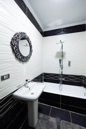 Deluxe Apartment | Bathroom - Chez l'ami hotel (Giza)
