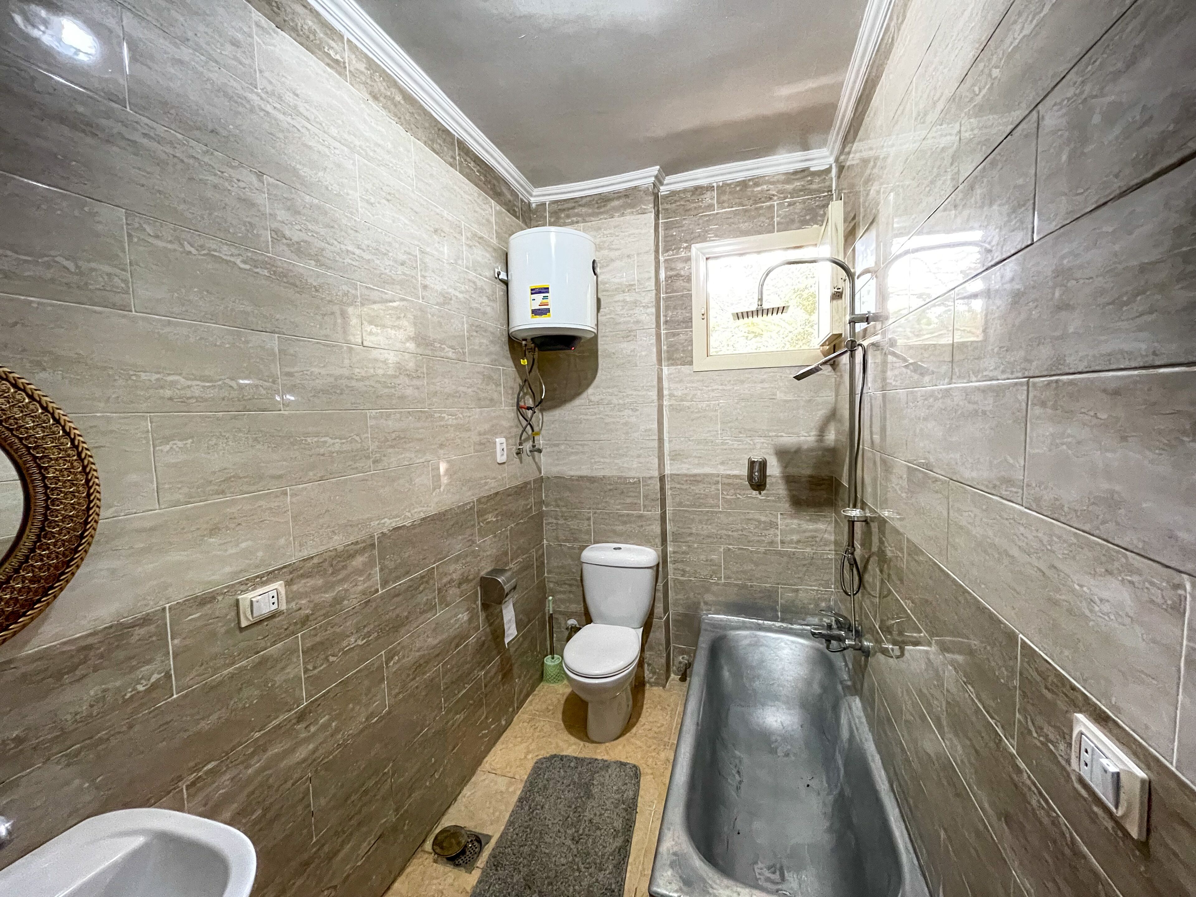 Une salle de bain avec une baignoire, des toilettes et une douche.