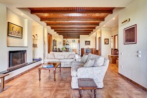 Fernseher, Kamin, Arbeitsbereiche