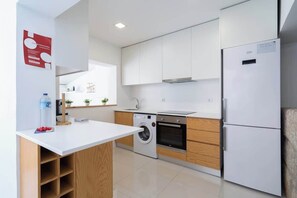 Réfrigérateur, four à micro-ondes, un four, surface de cuisson