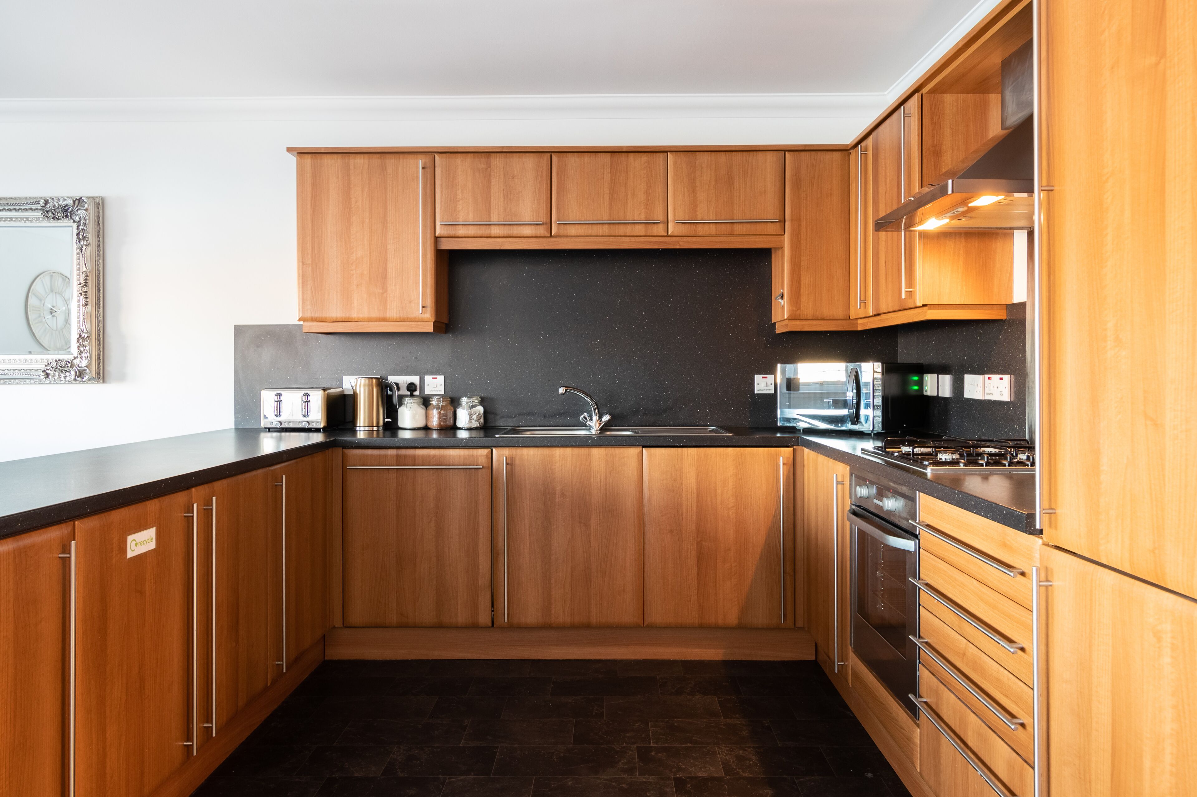 冰箱、微波炉、烤箱、炉灶