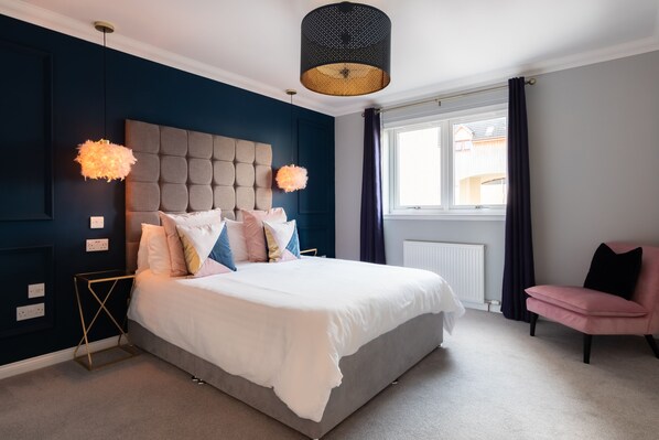 2 bedrooms, iron/ironing board, WiFi, bed sheets - Luxury Riverside 2BR Apartment - Sleeps 4 (Inverness)