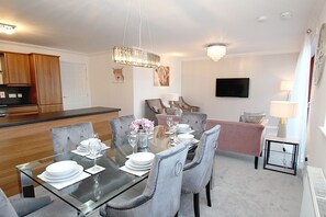 Dining - Luxury Riverside 2BR Apartment - Sleeps 4 (Inverness)