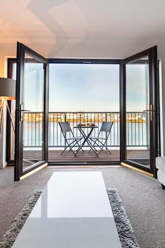 Spacious Riverside 2BR Apartment - City Centre