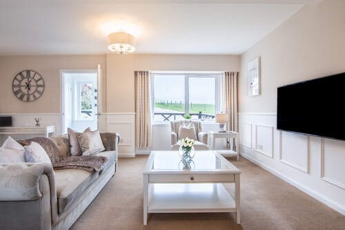 Essich Park - 2BR - Hot Tub - Sleeps 4