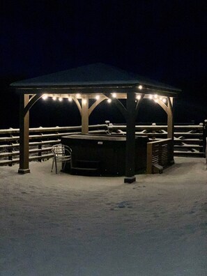 Outdoor spa tub - Essich Park - 2BR - Hot Tub - Sleeps 4 (Inverness)