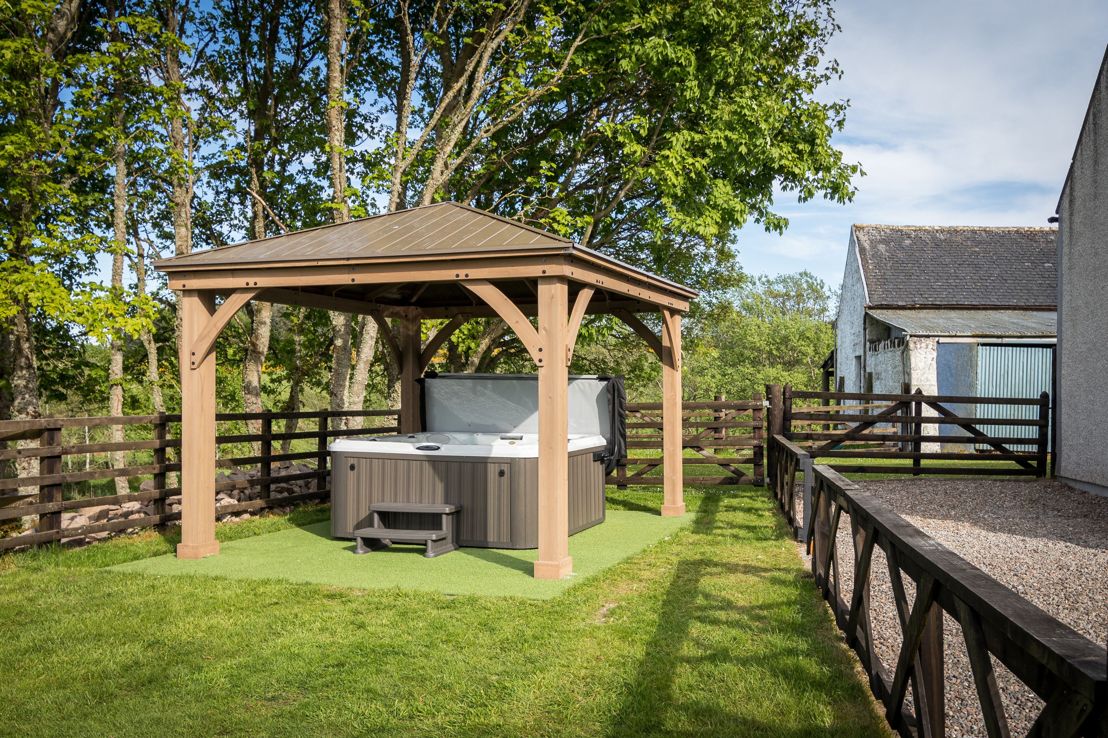 Outdoor spa tub