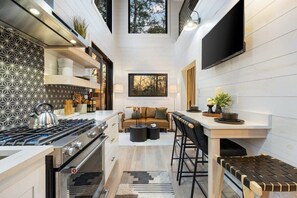 Een koelkast, een oven, een kookplaat, een koffiezetapparaat/waterkoker