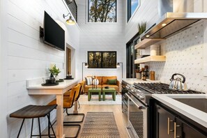 Réfrigérateur, four, plaque de cuisson, cafetière/bouilloire