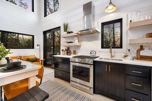 Refrigerador, horno, parrilla de estufa y cafetera y tetera 