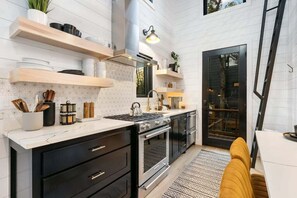 Réfrigérateur, four, plaque de cuisson, cafetière/bouilloire