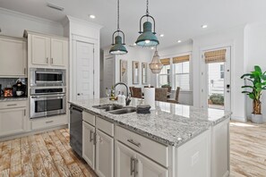 Fridge, microwave, oven, stovetop - 30A | Golf Cart | Resort Pool | Bikes (Panama City Beach)