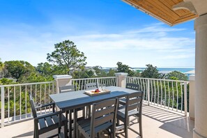 Outdoor dining - Gulf Views | Rooftop Patio | 4 Bikes | Heated Pool (Santa Rosa Beach)