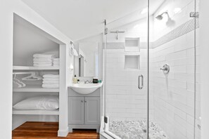 Shower, hair dryer, towels, shampoo