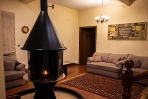 Lobby sitting area - Sarah's Lodge (Bhurban)