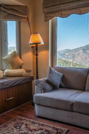 Lobby sitting area - Sarah's Lodge (Bhurban)