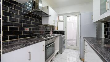 House | Private kitchen | Fridge, microwave, oven, stovetop