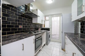House | Private kitchen - Impeccable 3-bed House in Abbeywood (London)